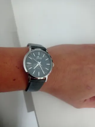 Reloj Lotus Mujer Negro. No tiene caja. 