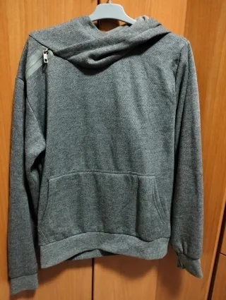 Sudadera gris con cremallera