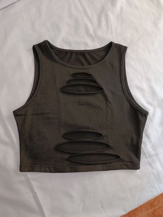 Camiseta tirantes negra desgarrada