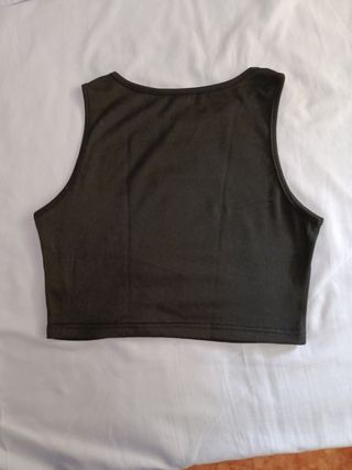 Camiseta tirantes negra desgarrada