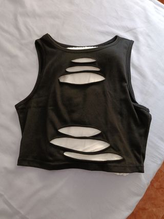 Camiseta tirantes negra desgarrada