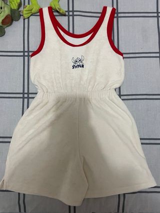Mono niña blanco y rojo
