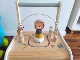 Andador correpasillos con actividades infantil