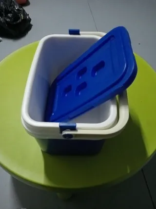 Nevera portátil azul y blanca
