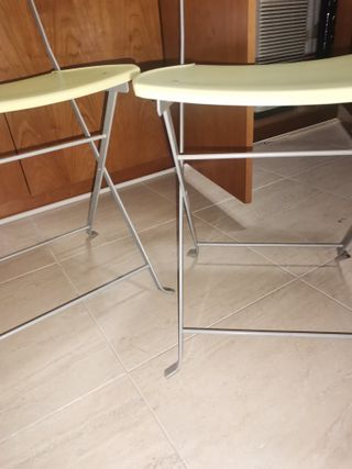 Sillas plegables amarillas y grises