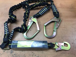 Línea de vida con absorbedor de energía.