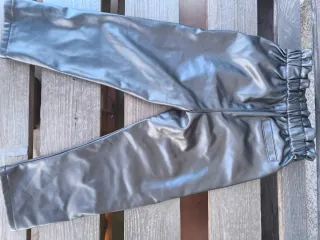 Pantalón cuero sintético niña
