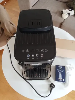 Cafetera DeLonghi Magnífica EVO Negra