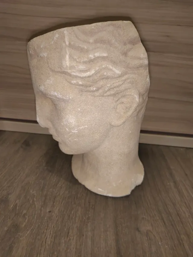 Escultura de piedra beige y gris