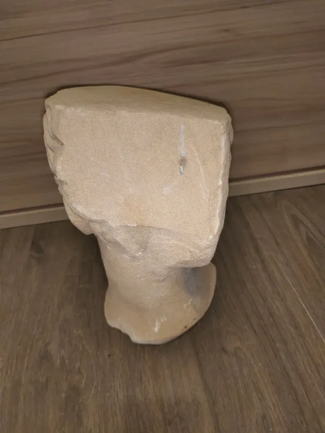 Escultura de piedra beige y gris