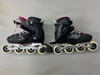 Patines en línea negros y rosas