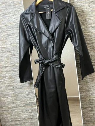 Gabardina de cuero negra