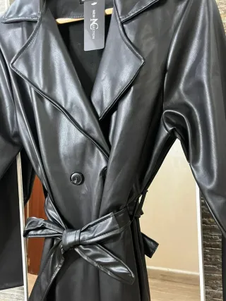 Gabardina de cuero negra