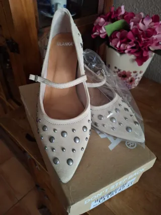 Zapatos Ulanka Beige Tachuelas