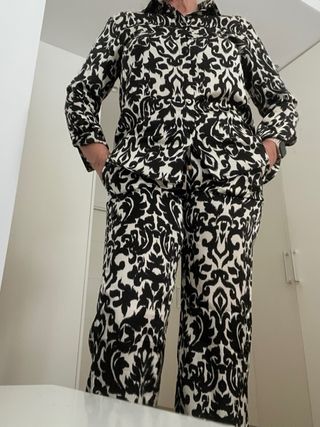 Conjunto blusa y pantalón estampado