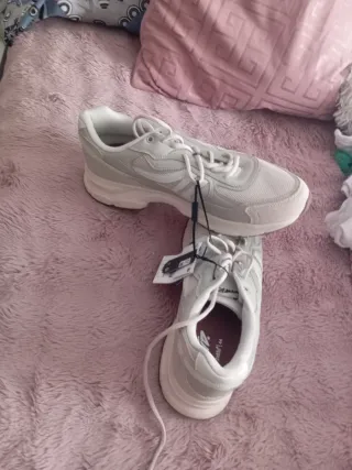 Deportivas grises y blancas talla 44