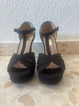 Zapatos XTI de tacón negros con pedrería
