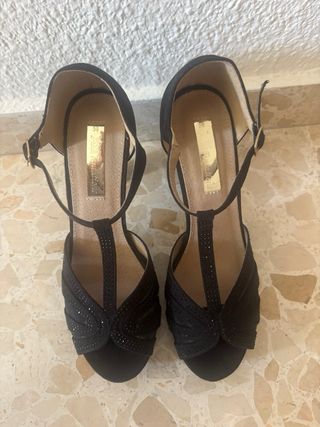 Zapatos XTI de tacón negros con pedrería