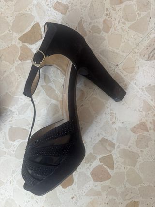 Zapatos XTI de tacón negros con pedrería