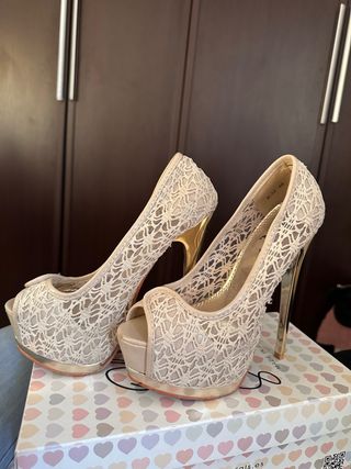 Zapatos de tacón beige y dorados talla 36