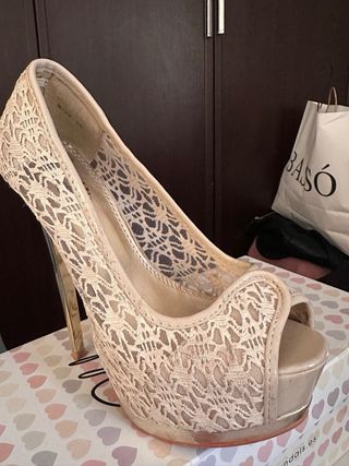 Zapatos de tacón beige y dorados talla 36