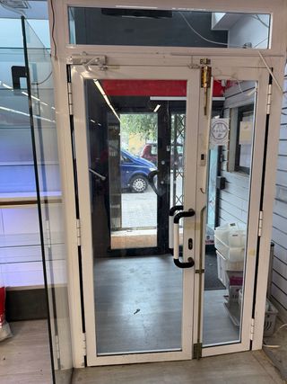 Puerta entrada comercio con altillo