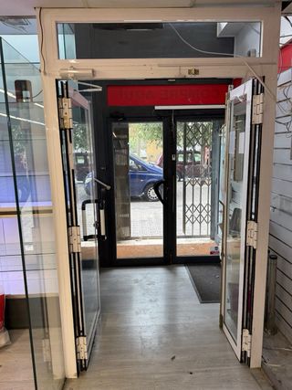 Puerta entrada comercio con altillo