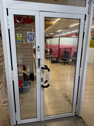 Puerta entrada comercio con altillo