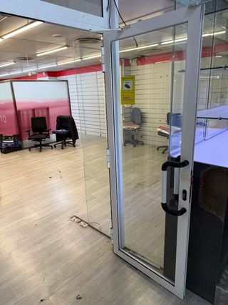 Puerta entrada comercio con altillo