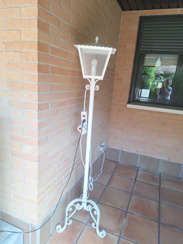 Lámpara de jardín blanca