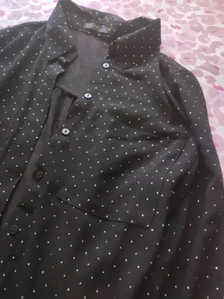 Camisa negra transparente con lunares