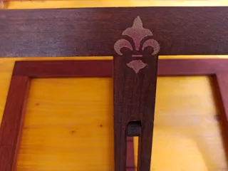 Atril para libros, de madera.