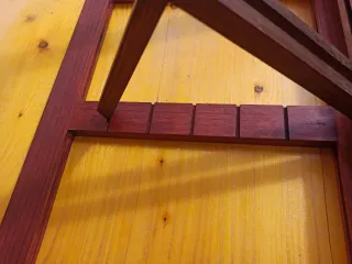 Atril para libros, de madera.