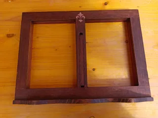 Atril para libros, de madera.