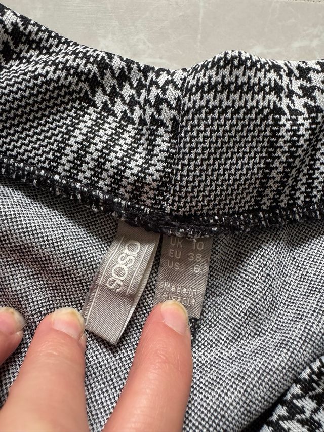 Pantaloni a quadri grigi e bianchi