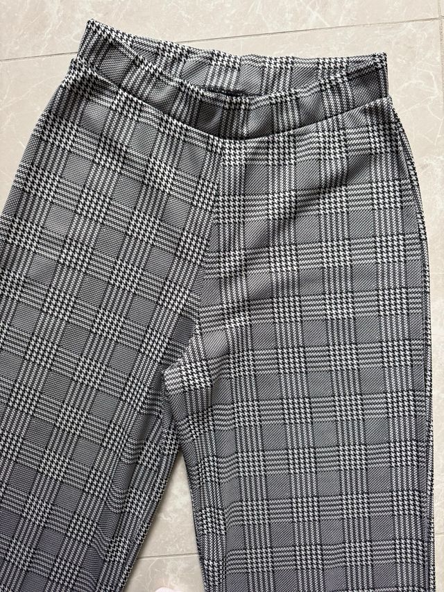 Pantaloni a quadri grigi e bianchi