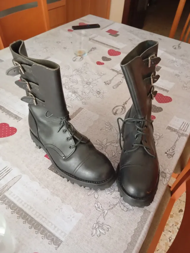 Botas militar negras con hebilla.Venta presencial