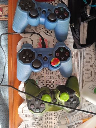 PS3 Super Slim Negra Con 3 mandos, cables + juegos