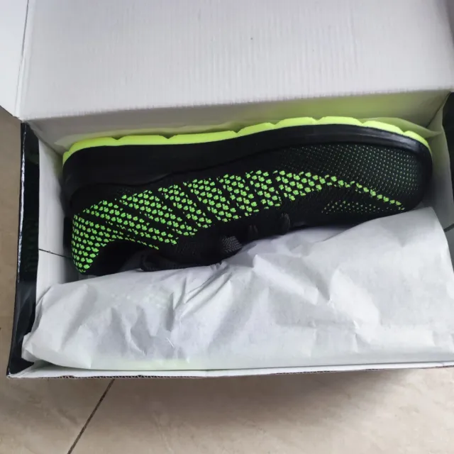 Calzado de seguridad negro y verde