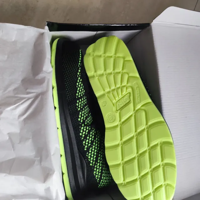 Calzado de seguridad negro y verde