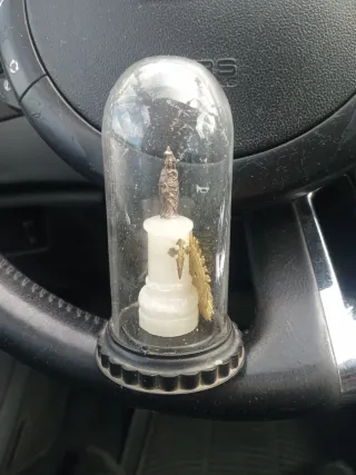 Figura religiosa con sol dorado