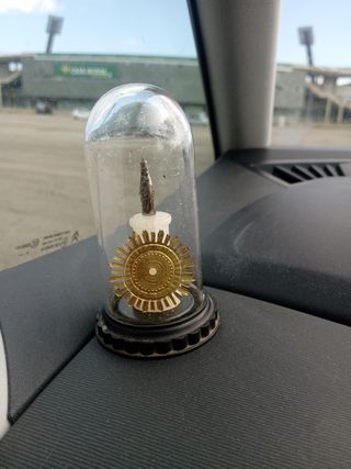 Figura religiosa con sol dorado