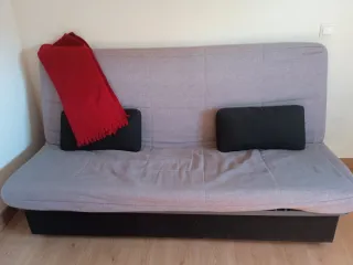 Sofá Cama Gris con cojines negros