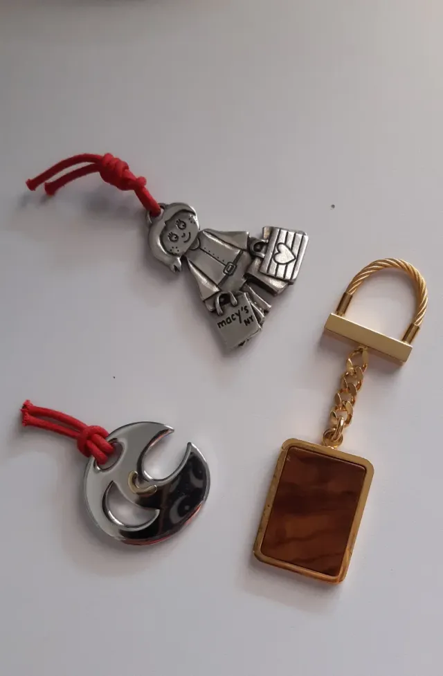 3 llaveros: Macy's, Luna( o colgante) Toyota