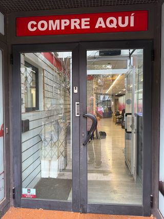 Puerta entrada comercio con altillo