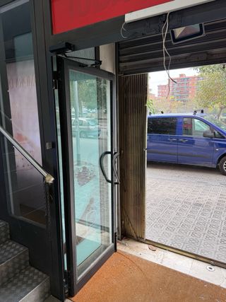 Puerta entrada comercio con altillo
