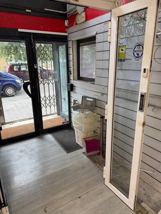 Puerta entrada comercio con altillo