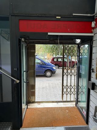 Puerta entrada comercio con altillo