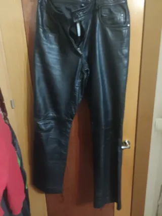 Pantalón de cuero negro