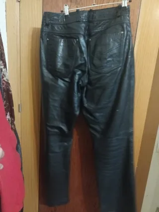 Pantalón de cuero negro